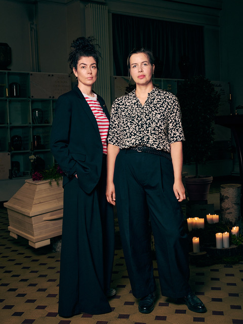 Julia und Renske in einem Bestattungswagen